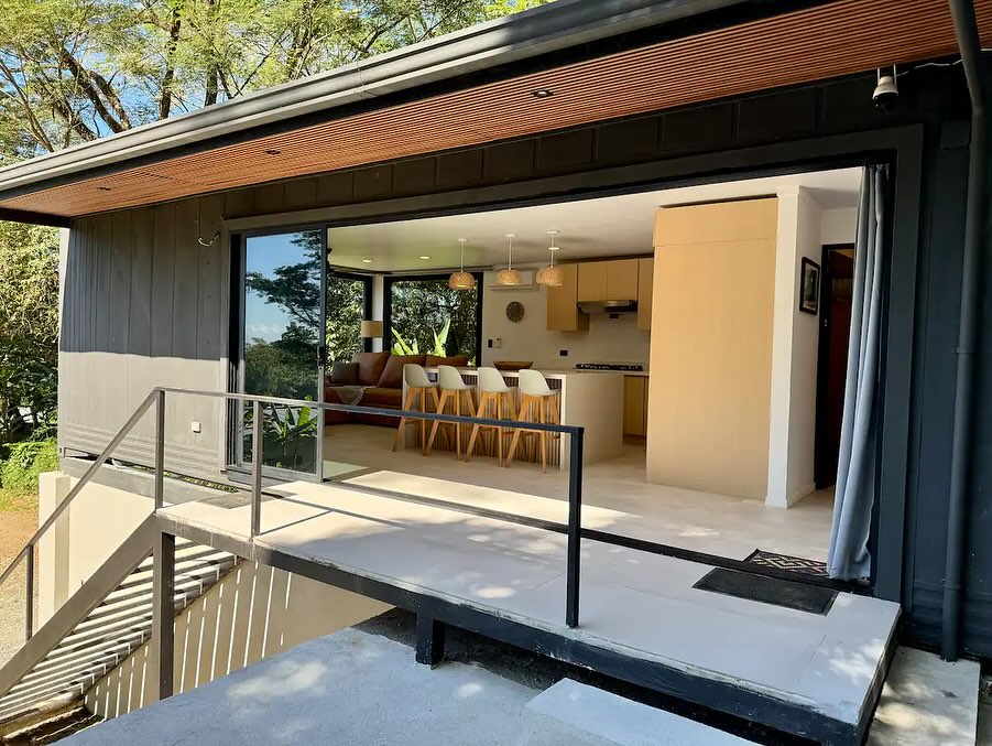 Casa de contenedores moderna con diseño abierto y piscina